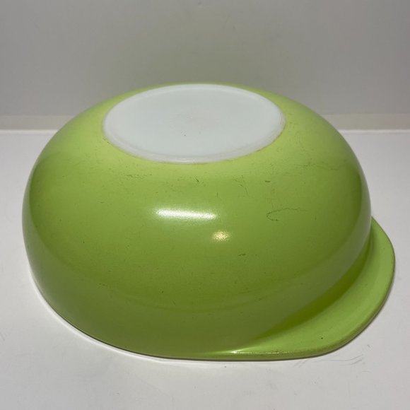 Vintage Pyrex Lime Green 024 Round Casserole 2 qt Baking Dish Milk Glass - Picture 5 of 8